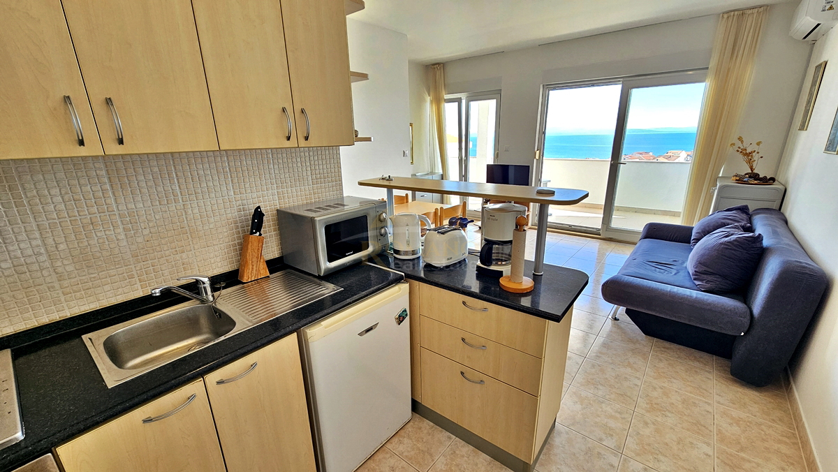 Dvosobno stanovanje v Okrugu Gornjem/Čiovo z lepim pogledom na morje in s bazenom